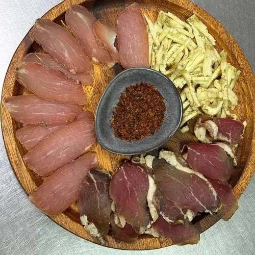 Platou de delicatese crud-uscate 