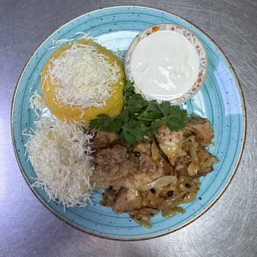 Mămăligă cu brânză, smântână și tocană 